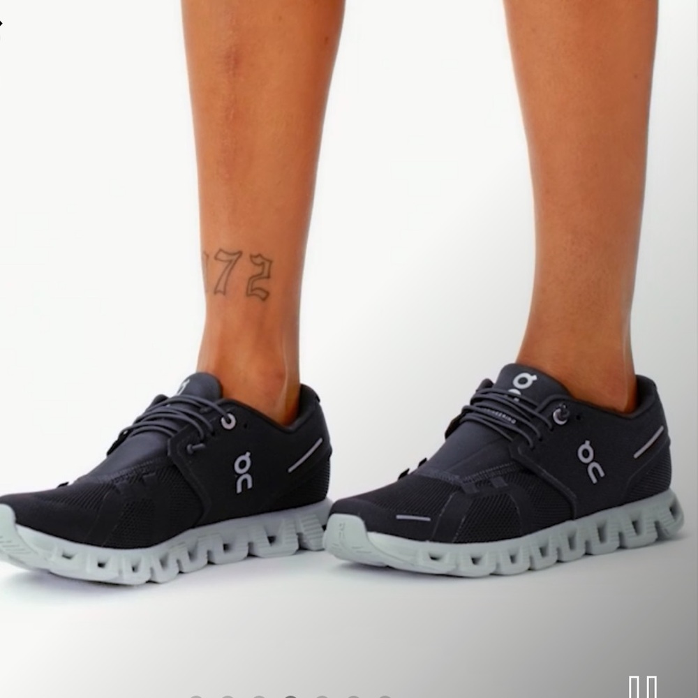 On Running Cloud 5 Women’s Sneakers. Size 11.